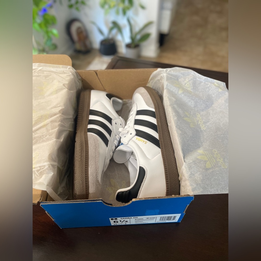 Adidas White and Black Classic Samba OG
NEW - never used